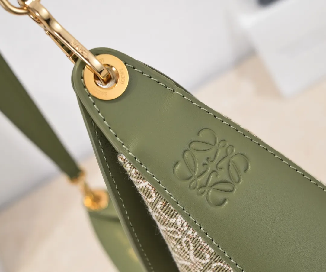 Green/avocado green, top original order. The smooth crescent shape of the L Luna series moon bag not only elongates the proportions of the whole person without getting stuck on the upper body, but also feels particularly comfortable. The wide shoulder strap design does not press the shoulder buckle opening, making it easier to open and close. The internal capacity is also large, and sunglasses and folding umbrellas can be easily arranged with sliding hanging loops hidden on both sides. Shoulder straps or hanging accessories can be attached, making it convenient for various occasions. It is a bag that shows off its temperament and is highly used in daily life! Luo Yiwei size: 29*27*8cm: model: 8891#